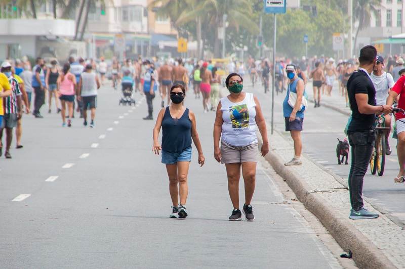 Movimentação na orla da praia de Copacabana, no Rio de Janeiro (RJ)