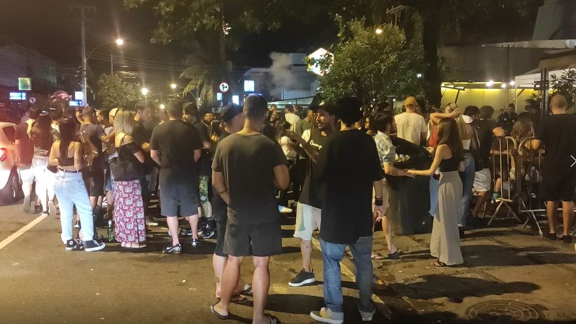 Aglomeração de jovens em bares no Rio de Janeiro