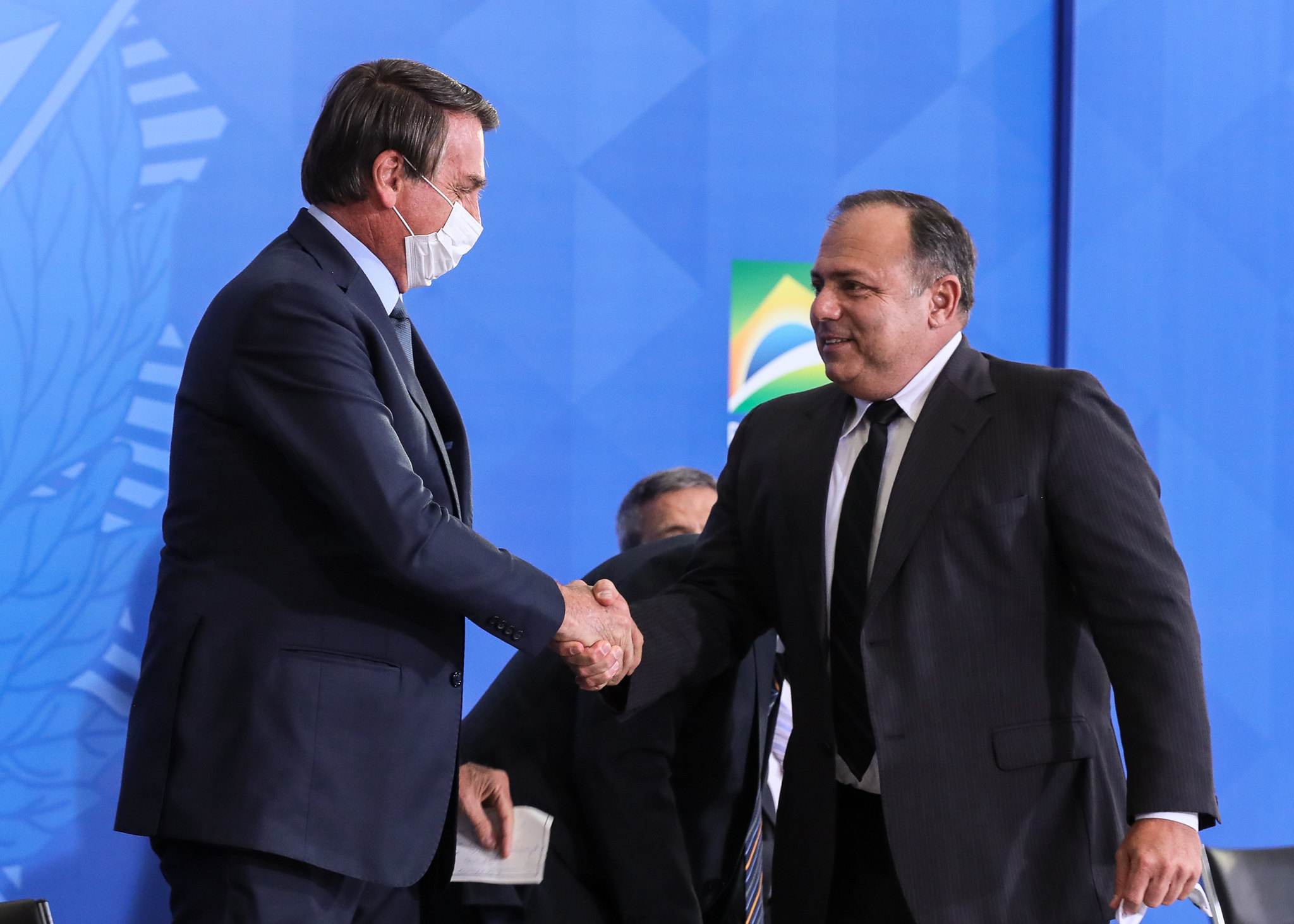 O presidente Jair Bolsonaro cumprimenta o ministro da Saúde Eduardo Pazuello