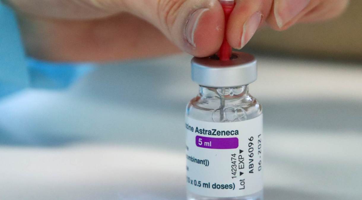 Profissional da Saúde prepara dose de vacina da AstraZeneca contra Covid-19