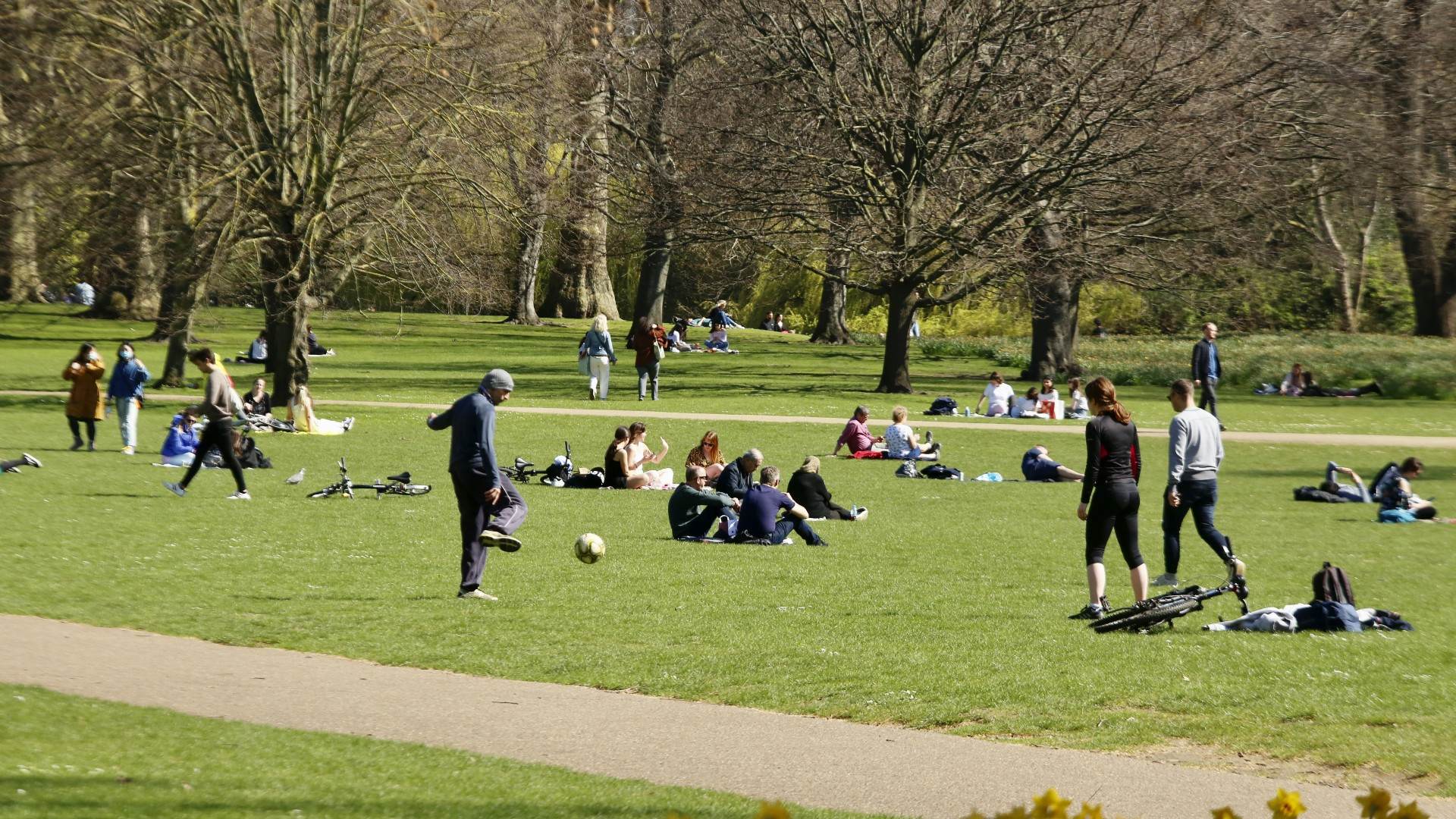 Pessoas curtem um dia de sol em um parque de Londres