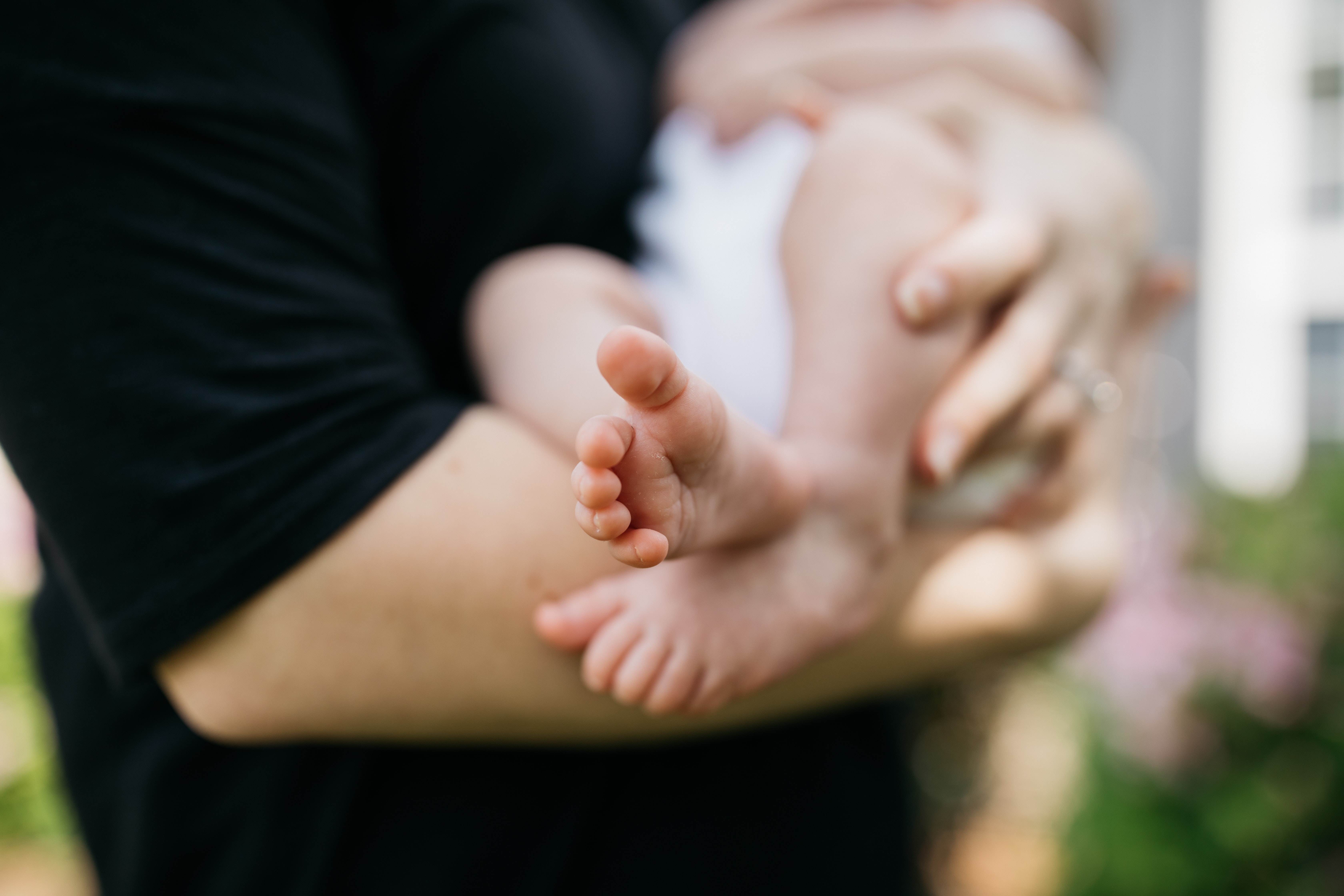 Pai com bebê no colo