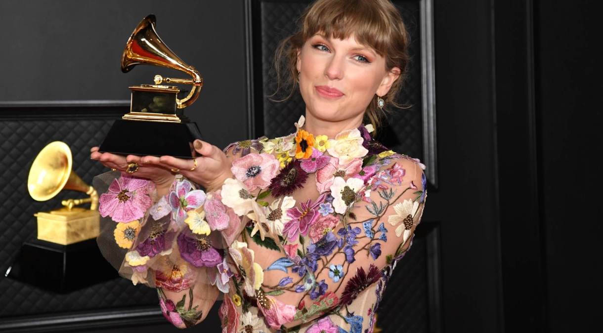 Taylor Swift com o prêmio Grammy de Melhor Álbum na edição de 2021