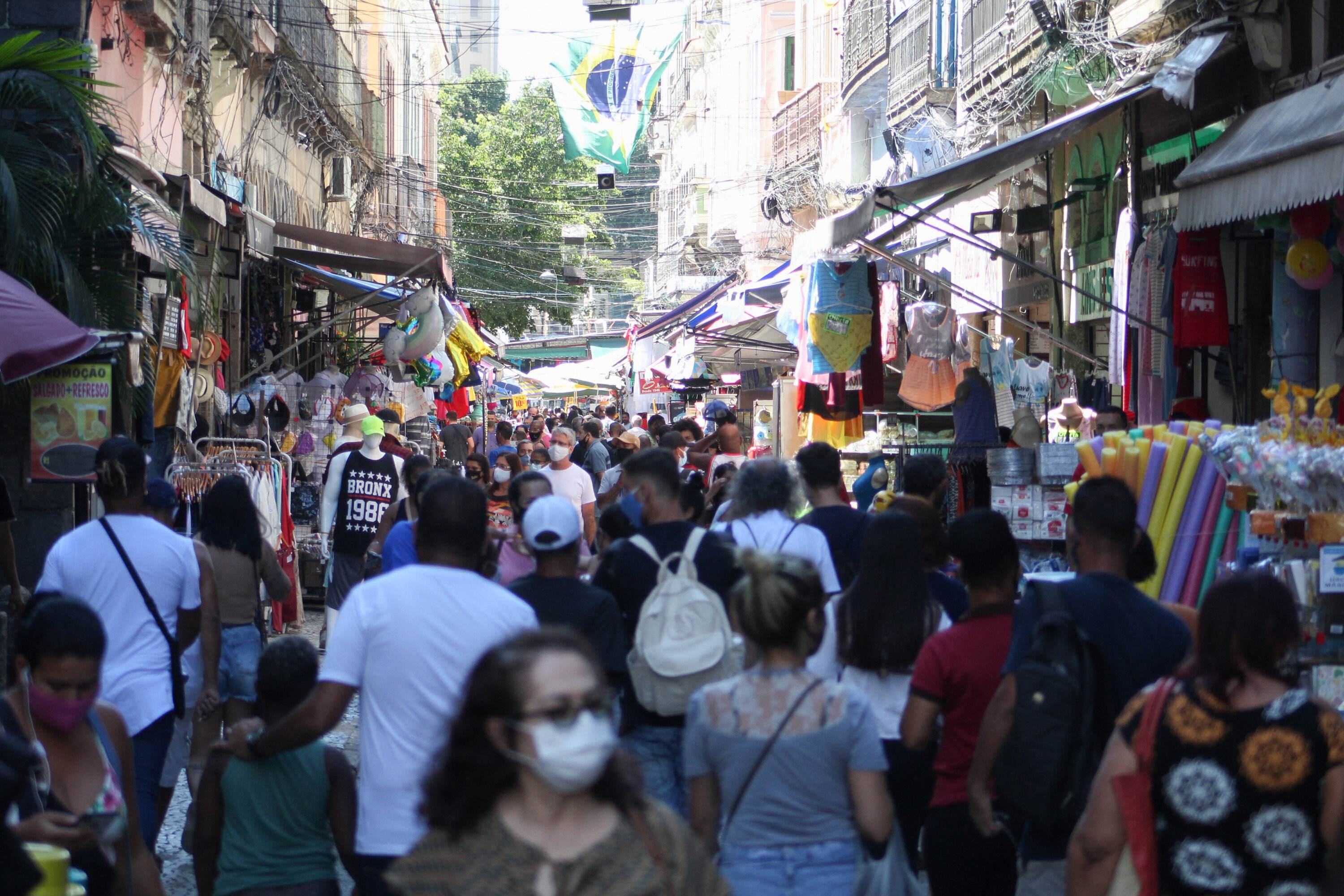 Movimentação no Saara, centro do Rio de Janeiro, em meio à pandemia de Covid-19