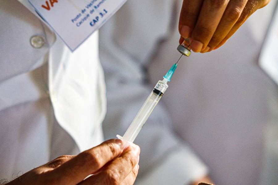 Profissional de saúde prepara dose de vacina contra a Covid-19