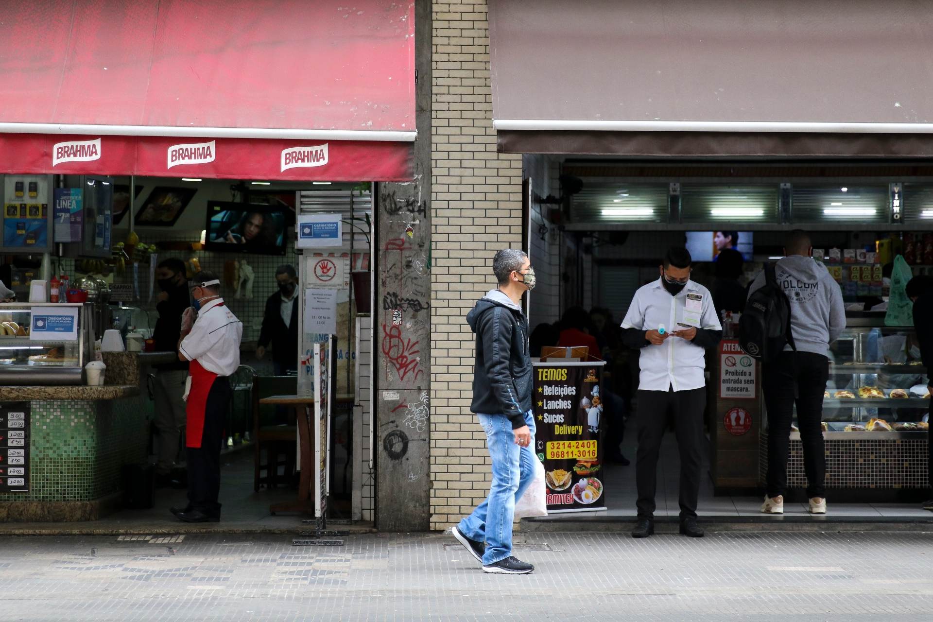 Restaurantes em SP poderão retomar atendimento presencial, com restrições, no di