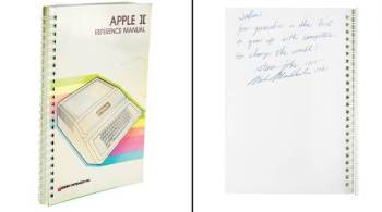 Lançado em 1977, o Apple II foi o primeiro produto de sucesso da empresa e é considerado um dos primeiros computadores feitos para o mercado de massa