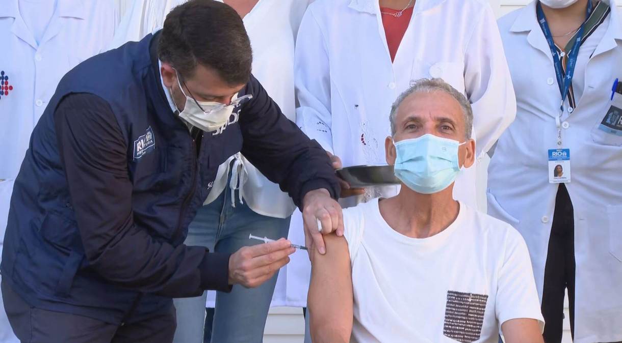 Secretário municipal de Saúde do Rio, Daniel Soranz aplicou a primeira dose da vacina da Pfizer em idoso carioca