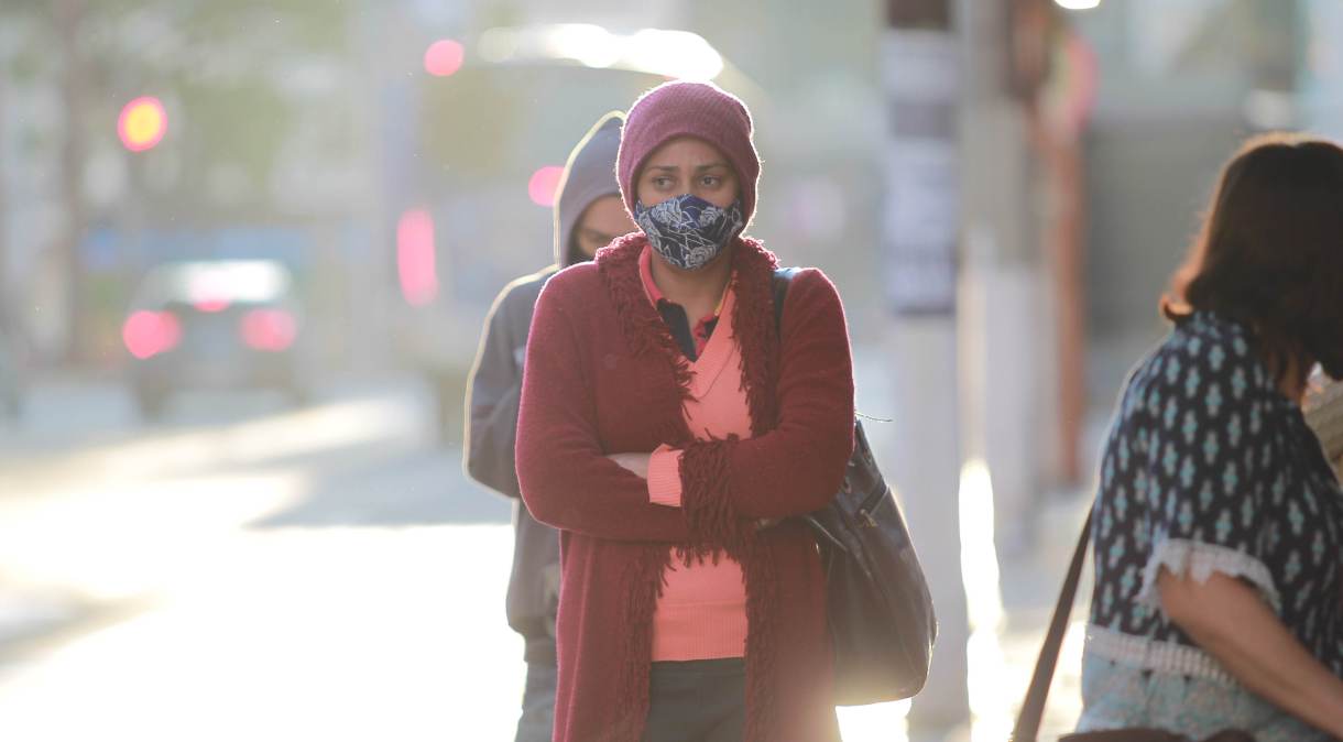 Pedestres enfrentaram o frio de 11,6ºC nas primeiras horas desta segunda-feira (24)