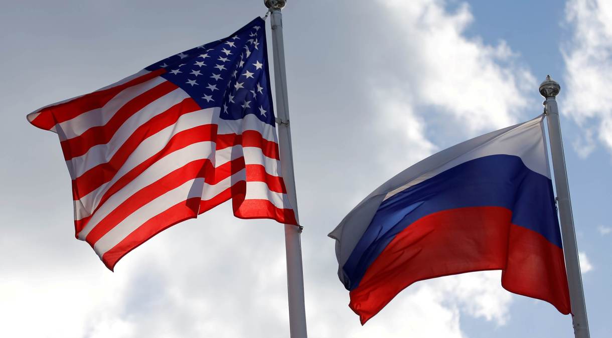 Bandeiras dos Estados Unidos e da Rússia