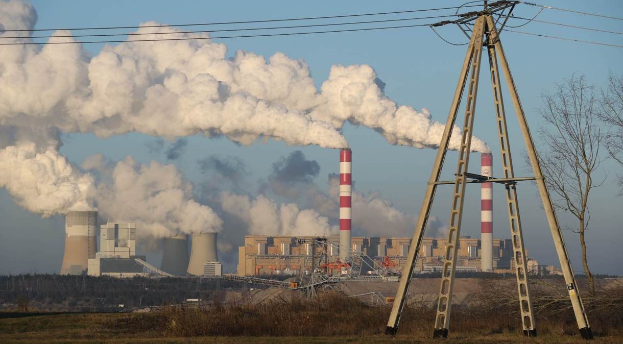 Vapor e a fumaça saem de Belchatow, na Polônia, maior usina elétrica movida a carvão do mundo