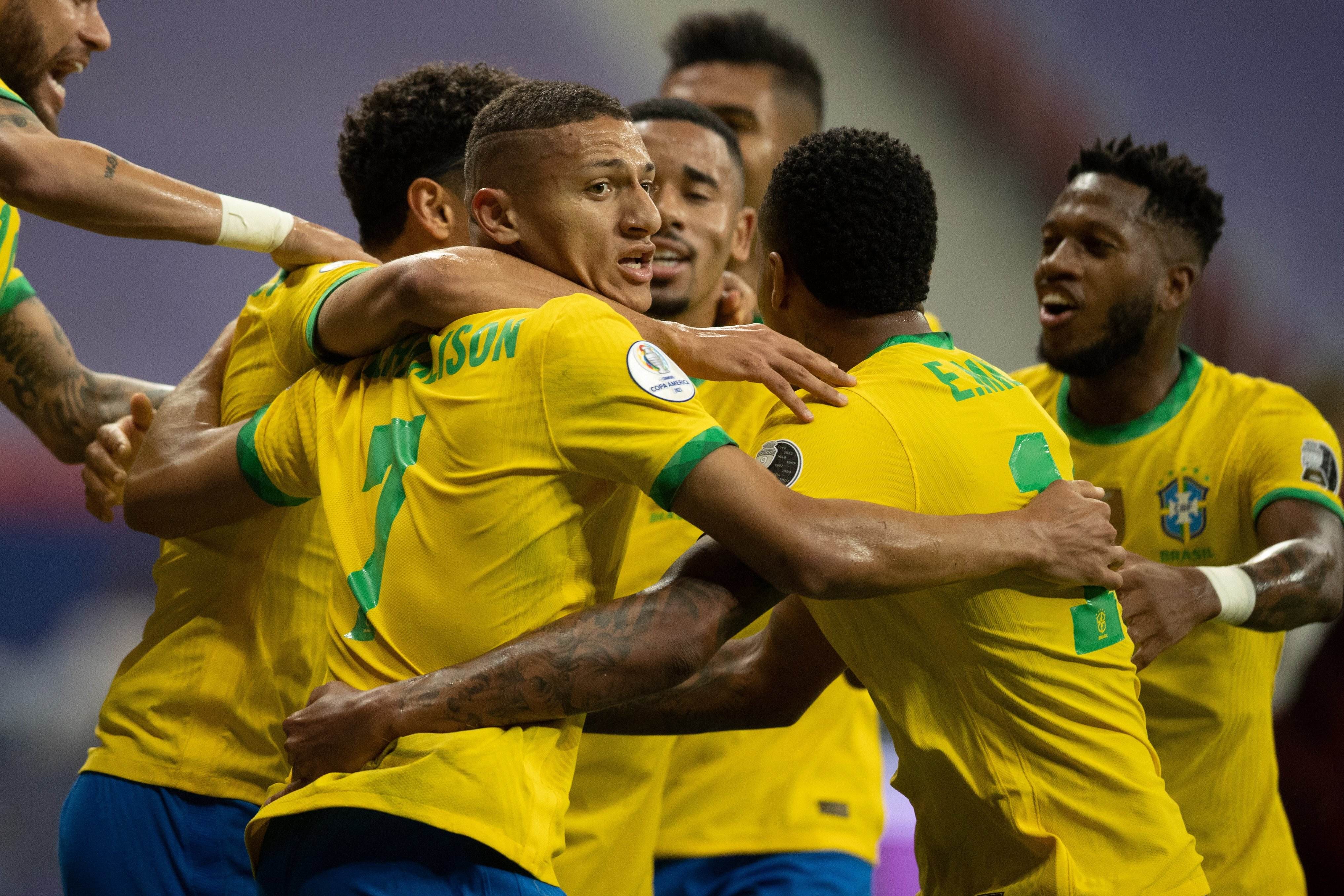 Jogadores se abraçam para comemorar gol de Marquinhos