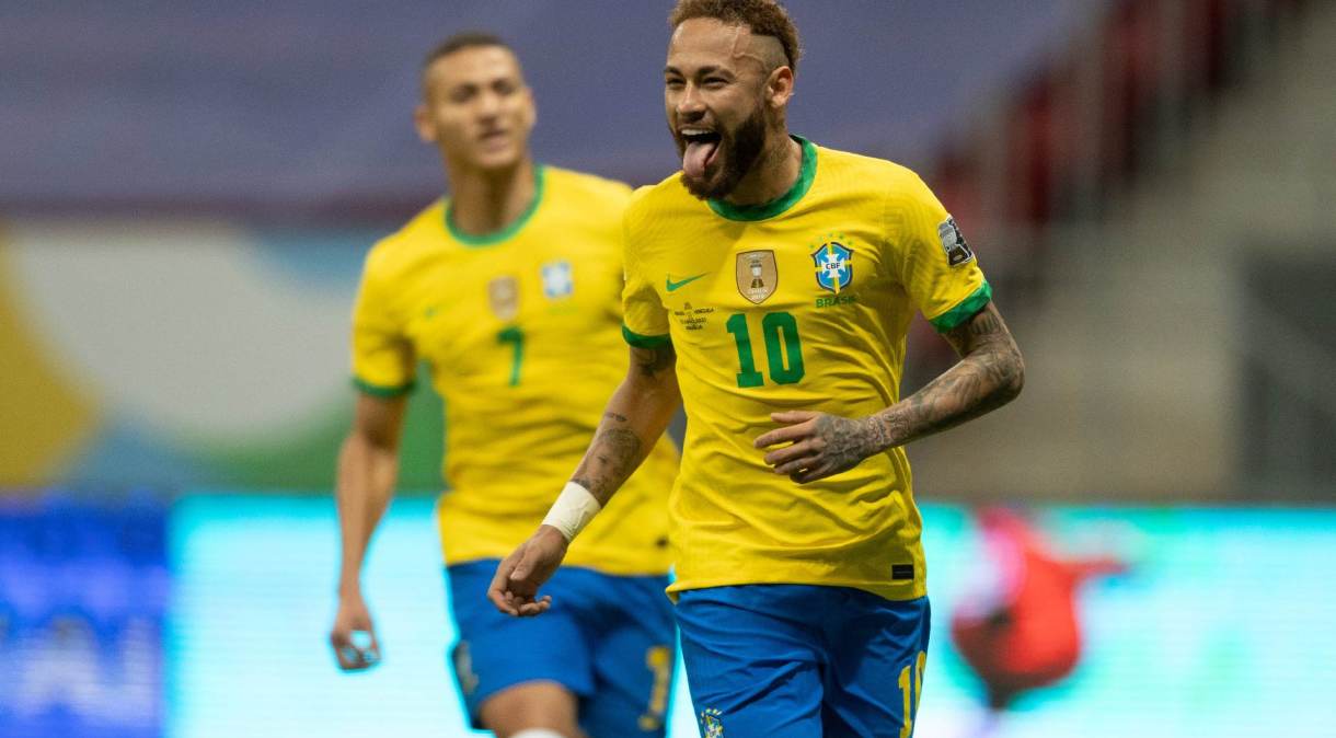 Neymar sorri após marcar gol pela Seleção Brasileira.