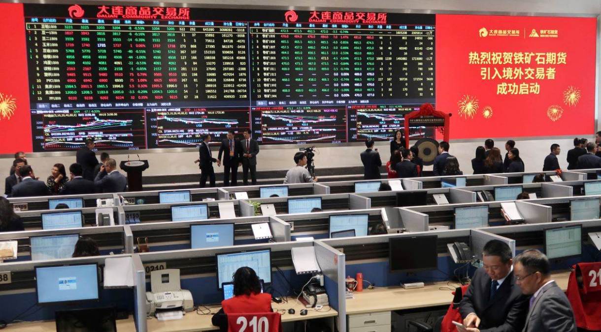Na China continental, o índice Xangai Composto recuou 0,78%, a 3.275,41 pontos, e o menos abrangente Shenzhen Composto caiu 0,82%, a 2.049,19 pontos