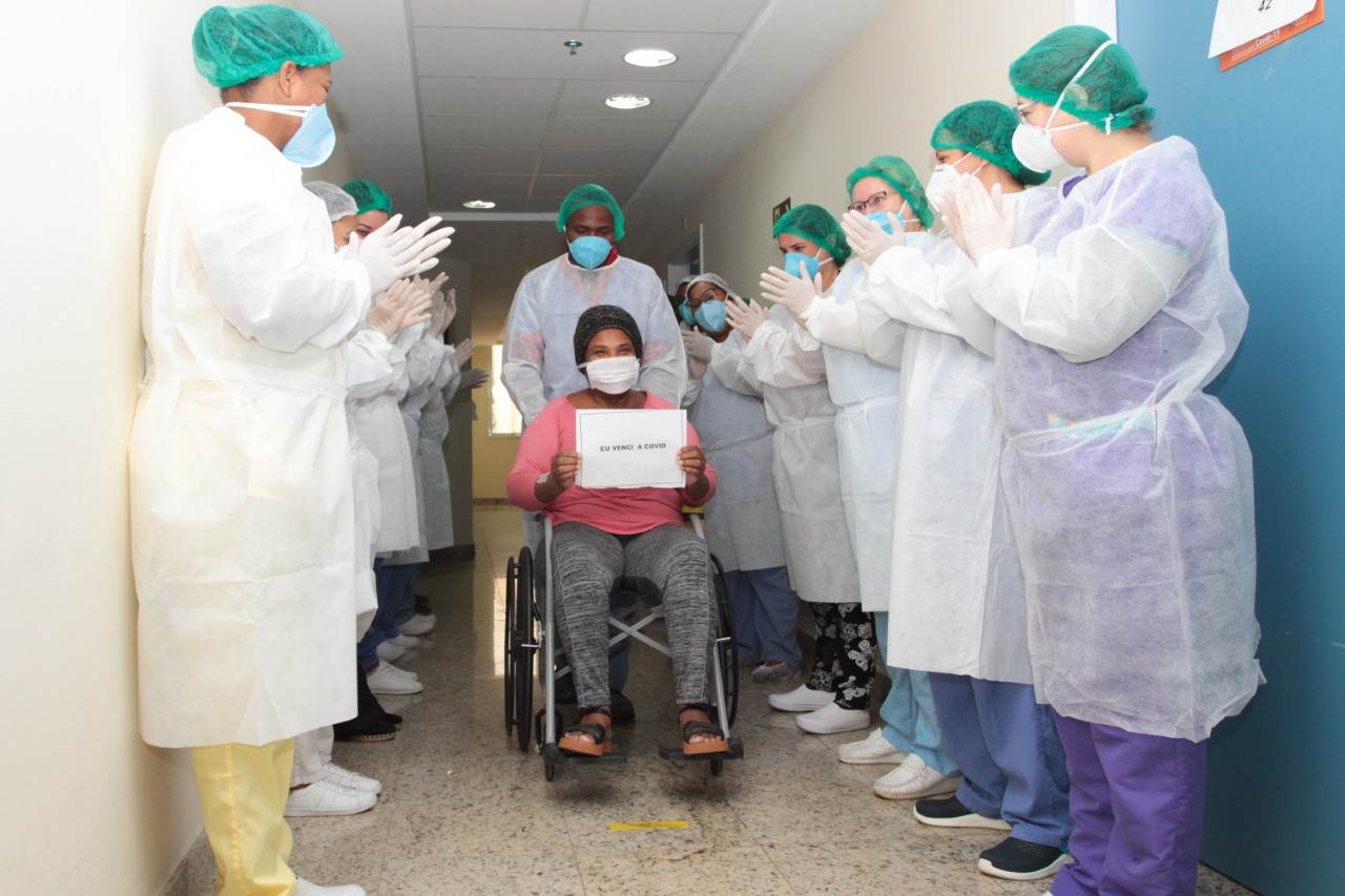 Paciente recebe alta hospitalar após internação por Covid-19