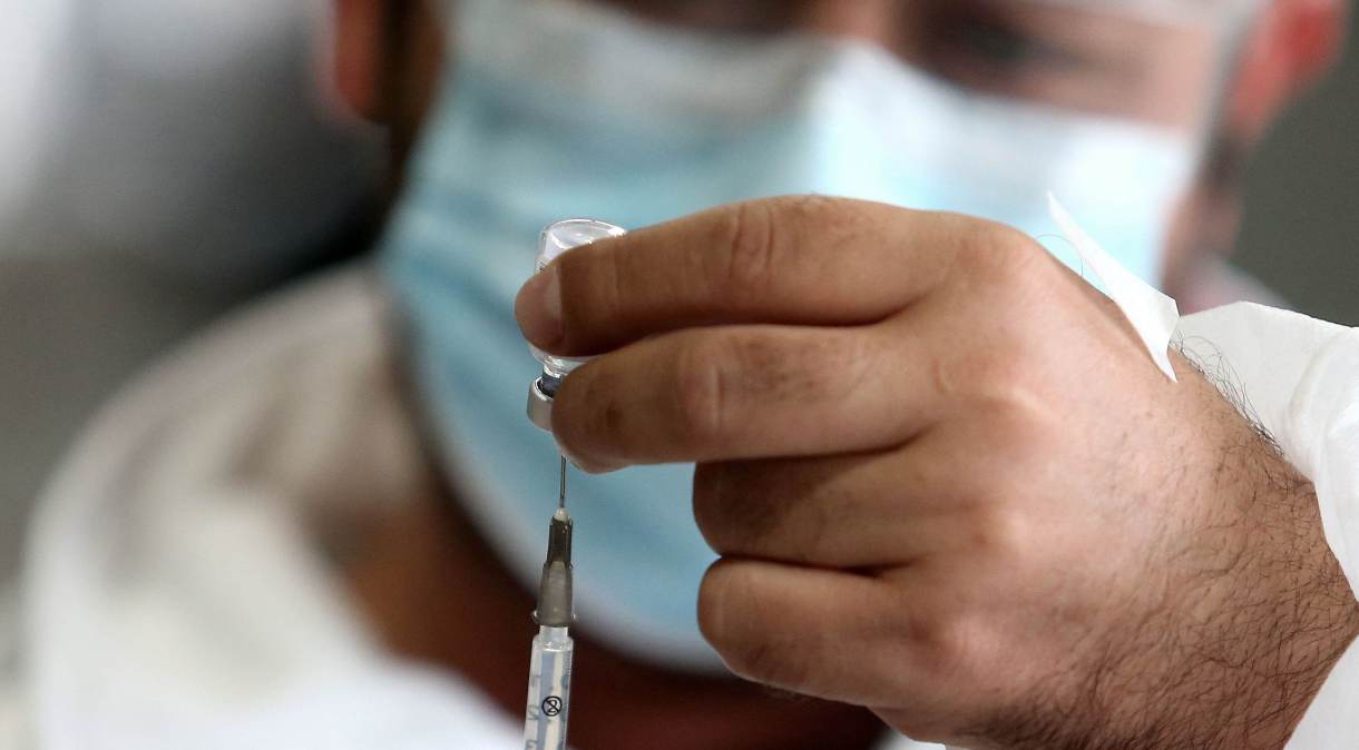 Profissional da saúde prepara vacina contra Covid-19 em Santos (SP)
