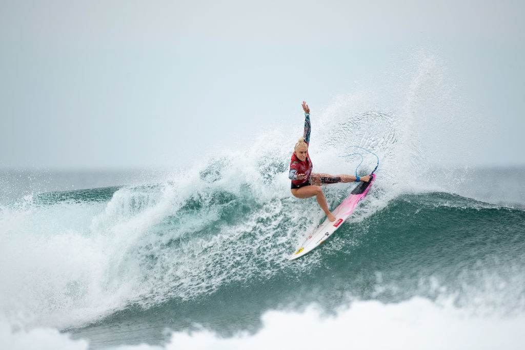 As surfistas Tatiana Weston-Webb e Silvana Lima, no feminino, garantiram vaga pa