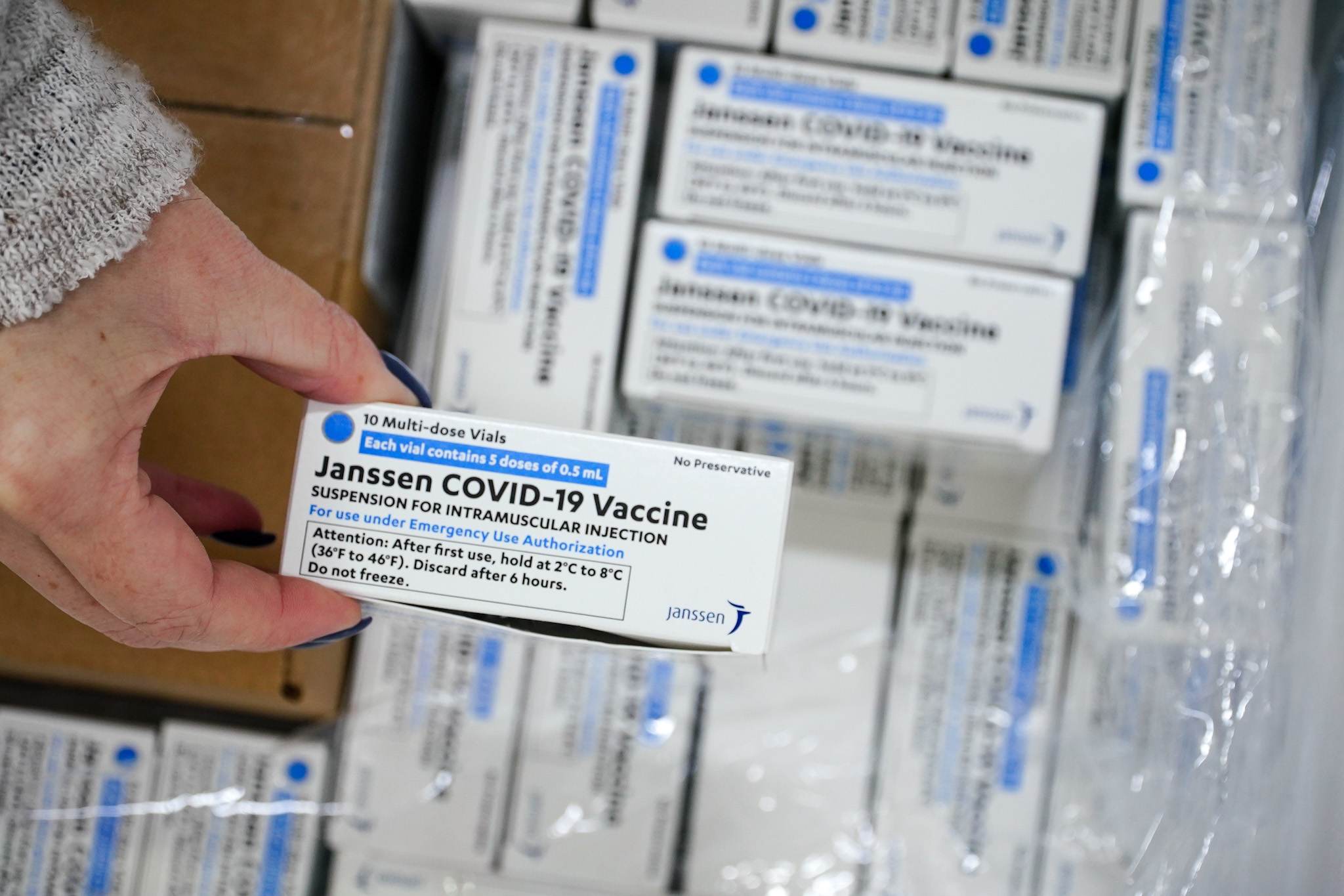 Caixas contendo doses de vacina da Janssen
