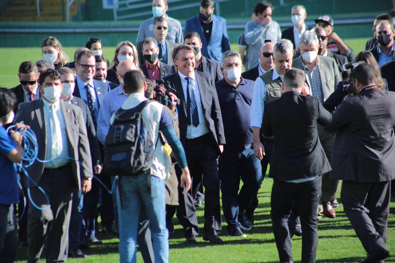 O presidente Jair Bolsonaro (C) visita a Arena Condá, em Santa Catarina