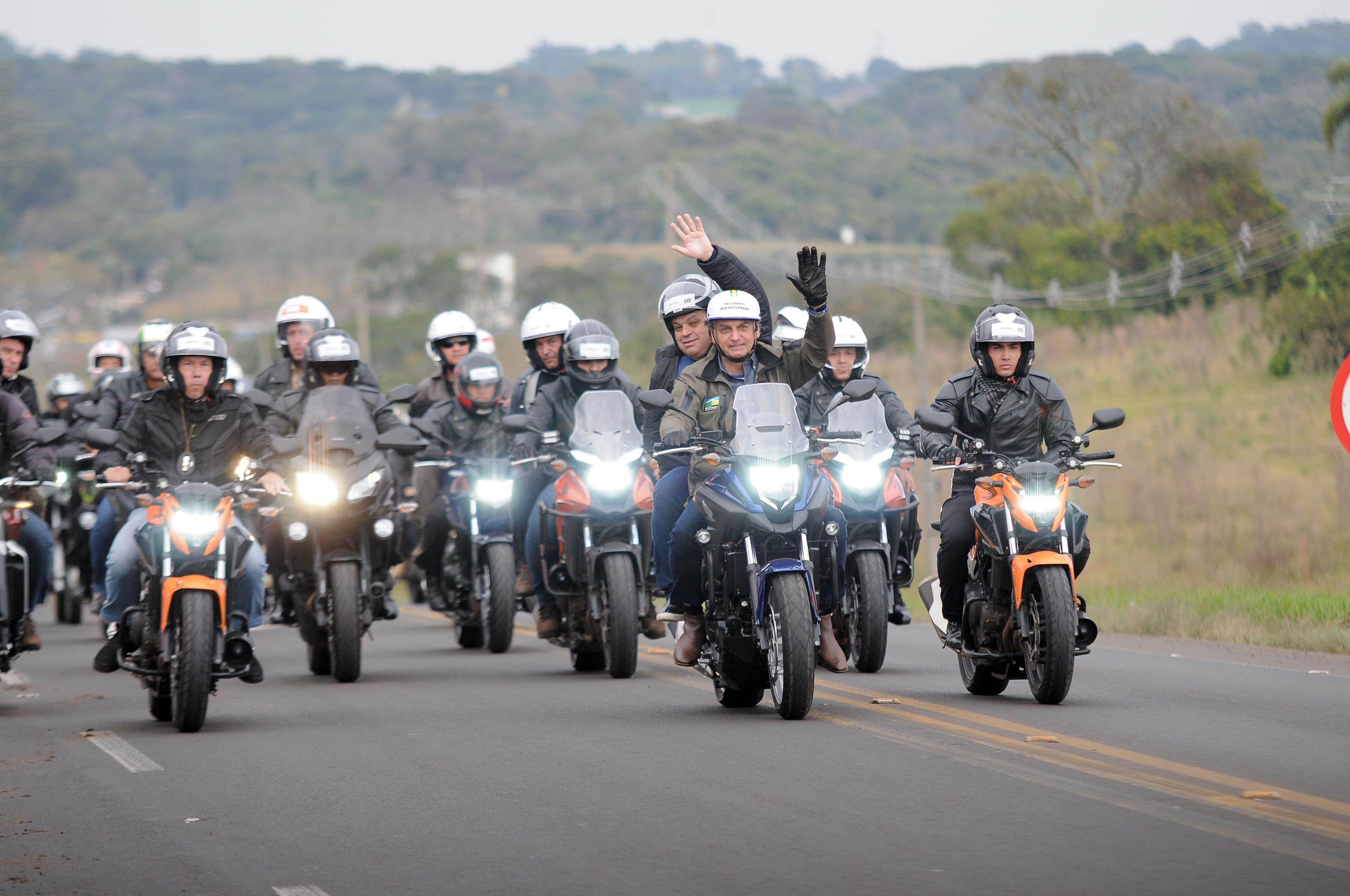 Bolsonaro participa de passeio de moto com apoiadores em Chapecó, SC