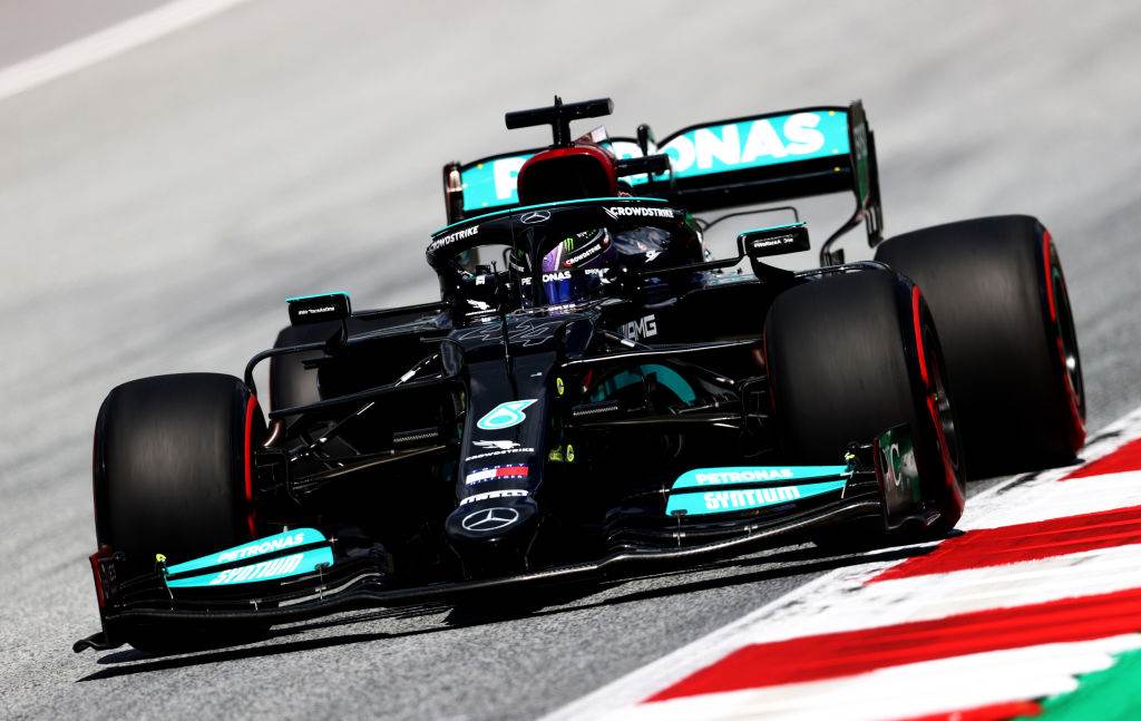 Hamilton dirige sua Mercedes na qualificação do circuito da Estíria