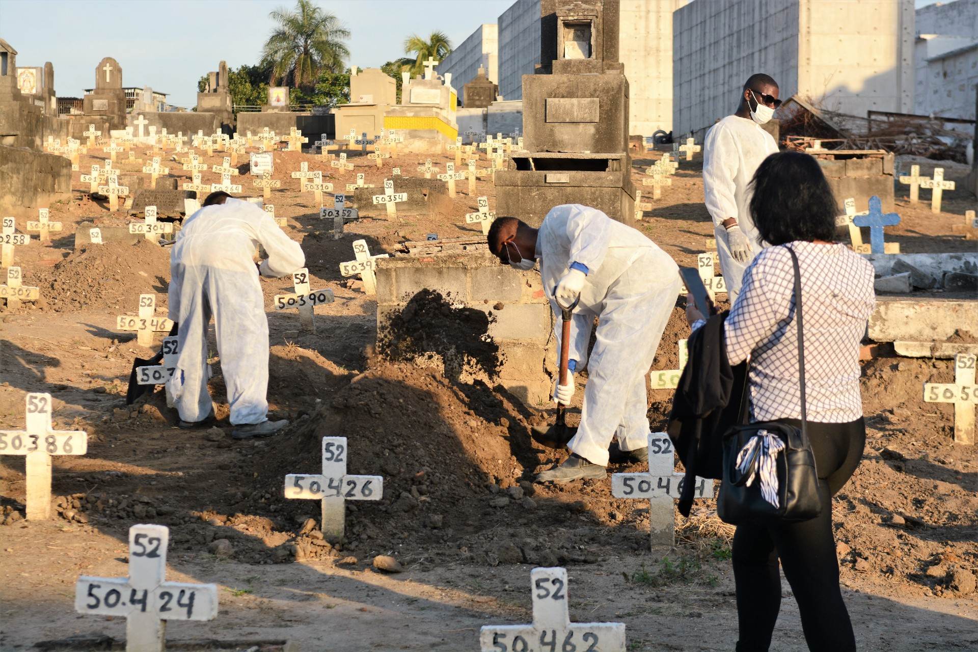 Vítima de Covid-19 é enterrada em cemitério no Rio de Janeiro