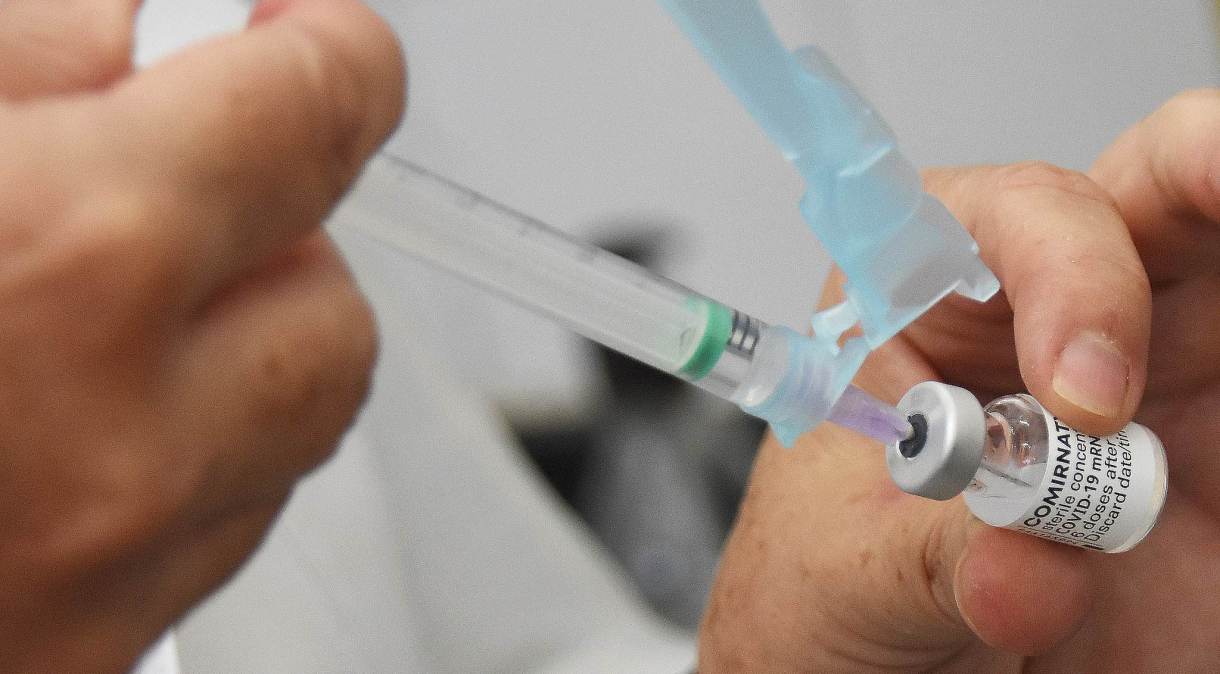 Vacina da Pfizer é preparada para uso por profissional da Saúde no Distrito Federal