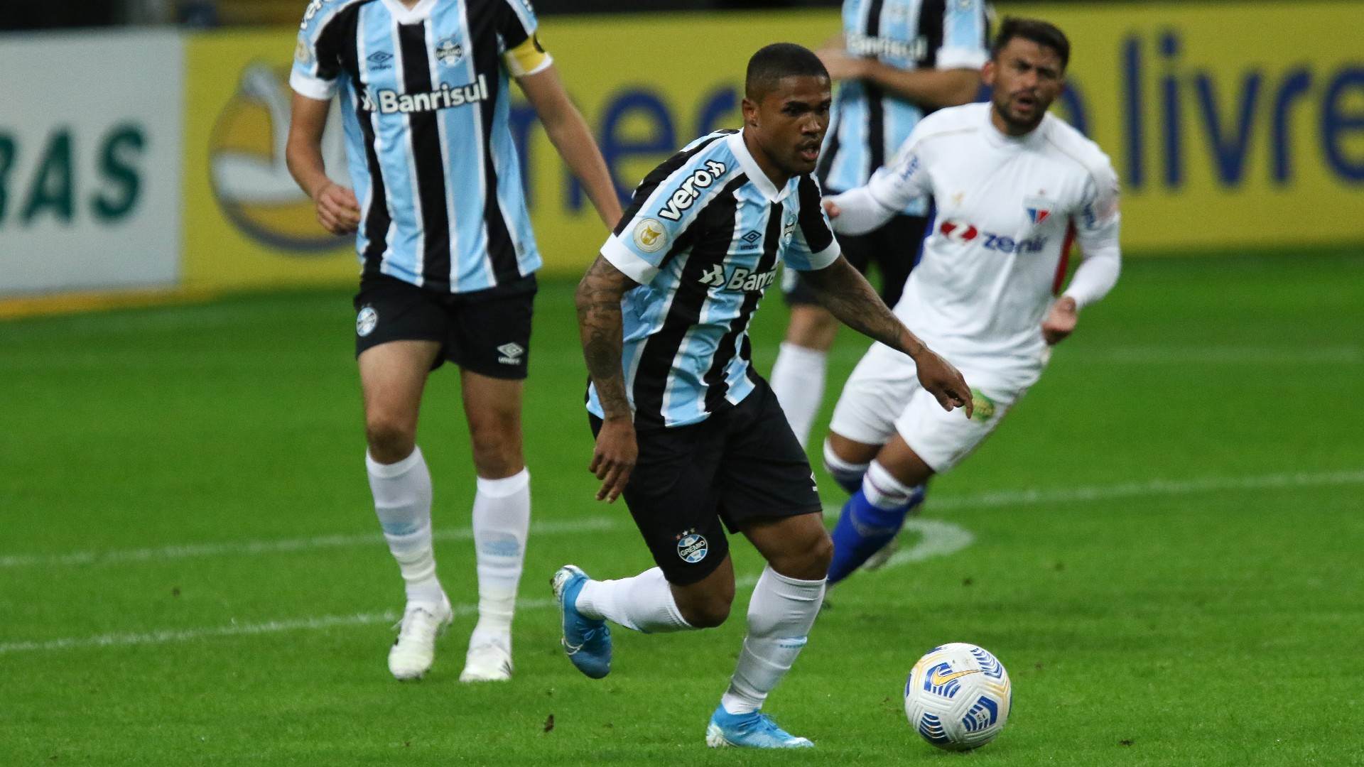 Douglas Costa fez sua estreia como titular pelo Grêmio