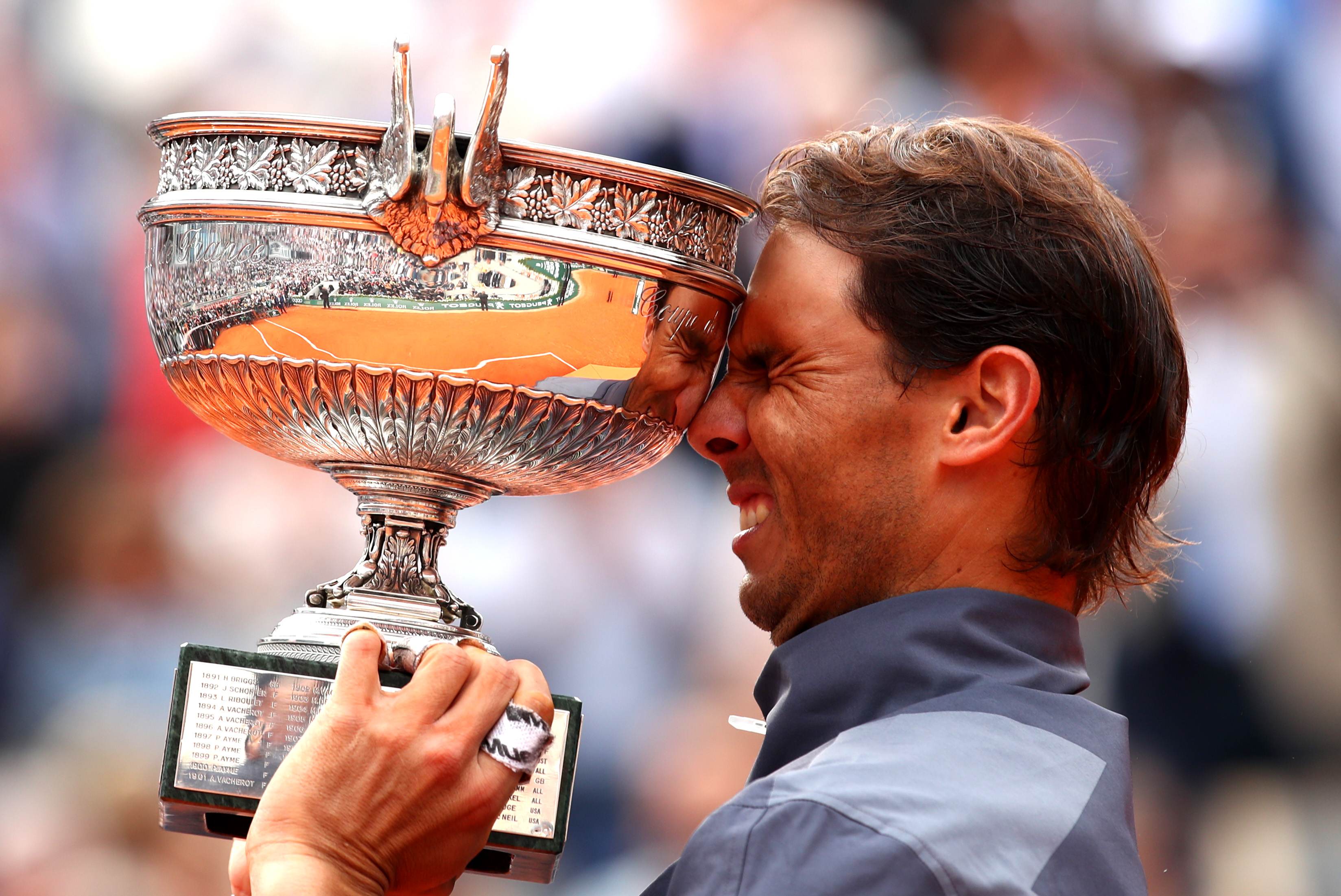 Nadal comemora vitória no Torneio de Roland Garros, em 2019