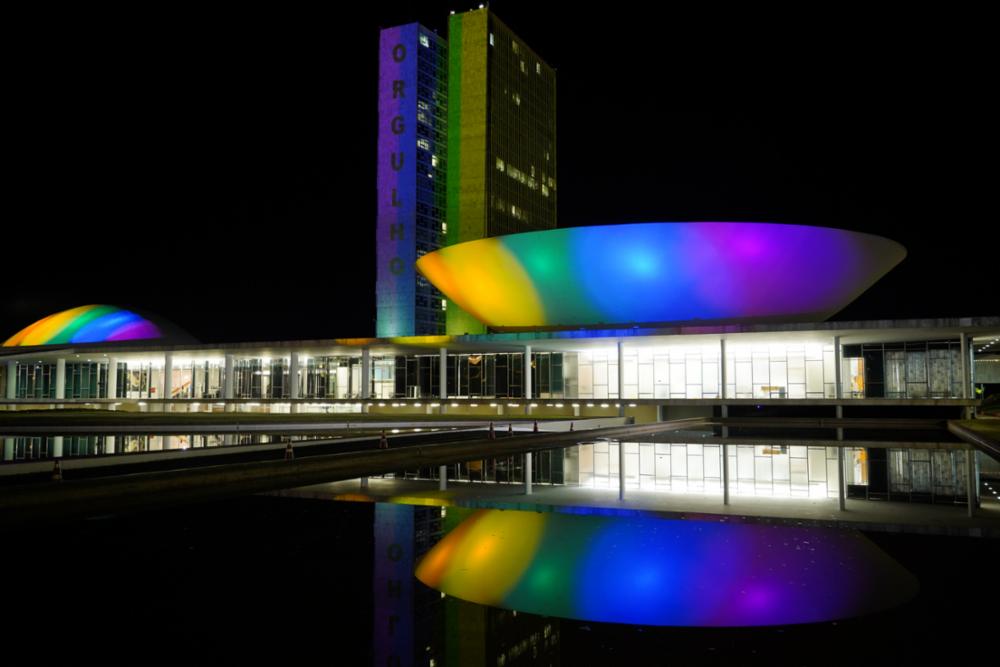 O Congresso Federal iluminado em apoio ao Dia Internacional do Orgulho LGBT, nesta segunda-feira (28)