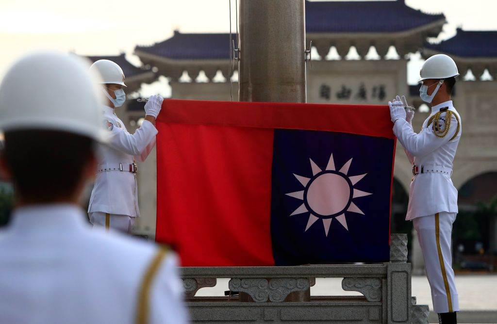 Guardas de Taiwan seguram bandeira em praça de Taipei; discussão sobre soberania da ilha causa atritos com a China