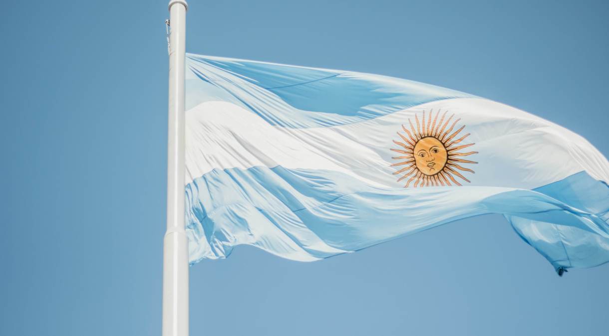 Argentina: será elevado um imposto que incide sobre operações em moeda estrangeira de 35% a 45%