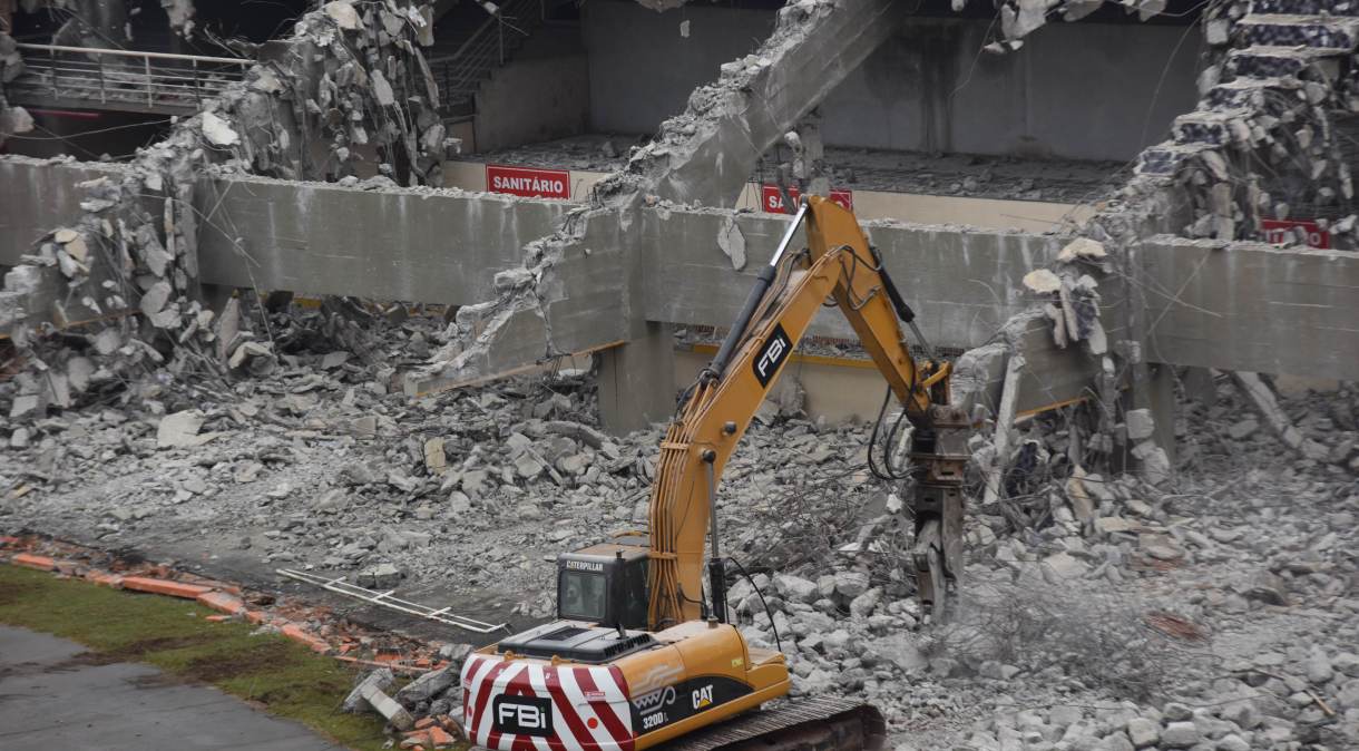 Escavadeira derruba o "tobogã" durante obras da Concessão do Estádio do Pacaembu, nesta terça-feira (29)