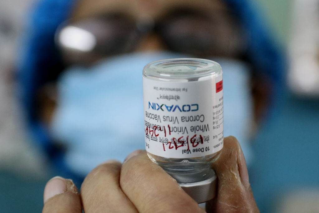 Profissional da Saúde segura dose da vacina indiana Covaxin