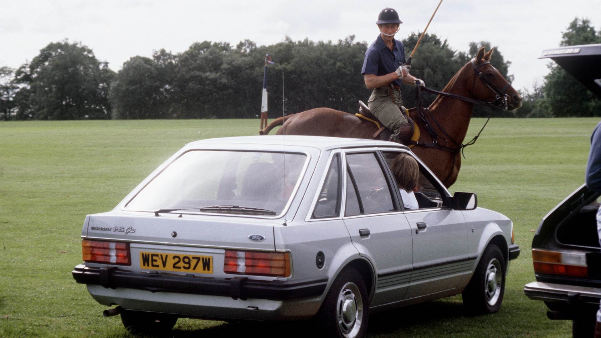 Diana assiste a uma partida de polo com o príncipe Charles dentro do carro