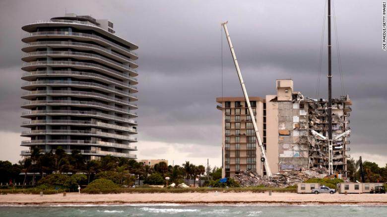 Surfside: torre de luxo construída ao lado de prédio que desabou na Flórida; ainda não se sabe as causas do desabamento