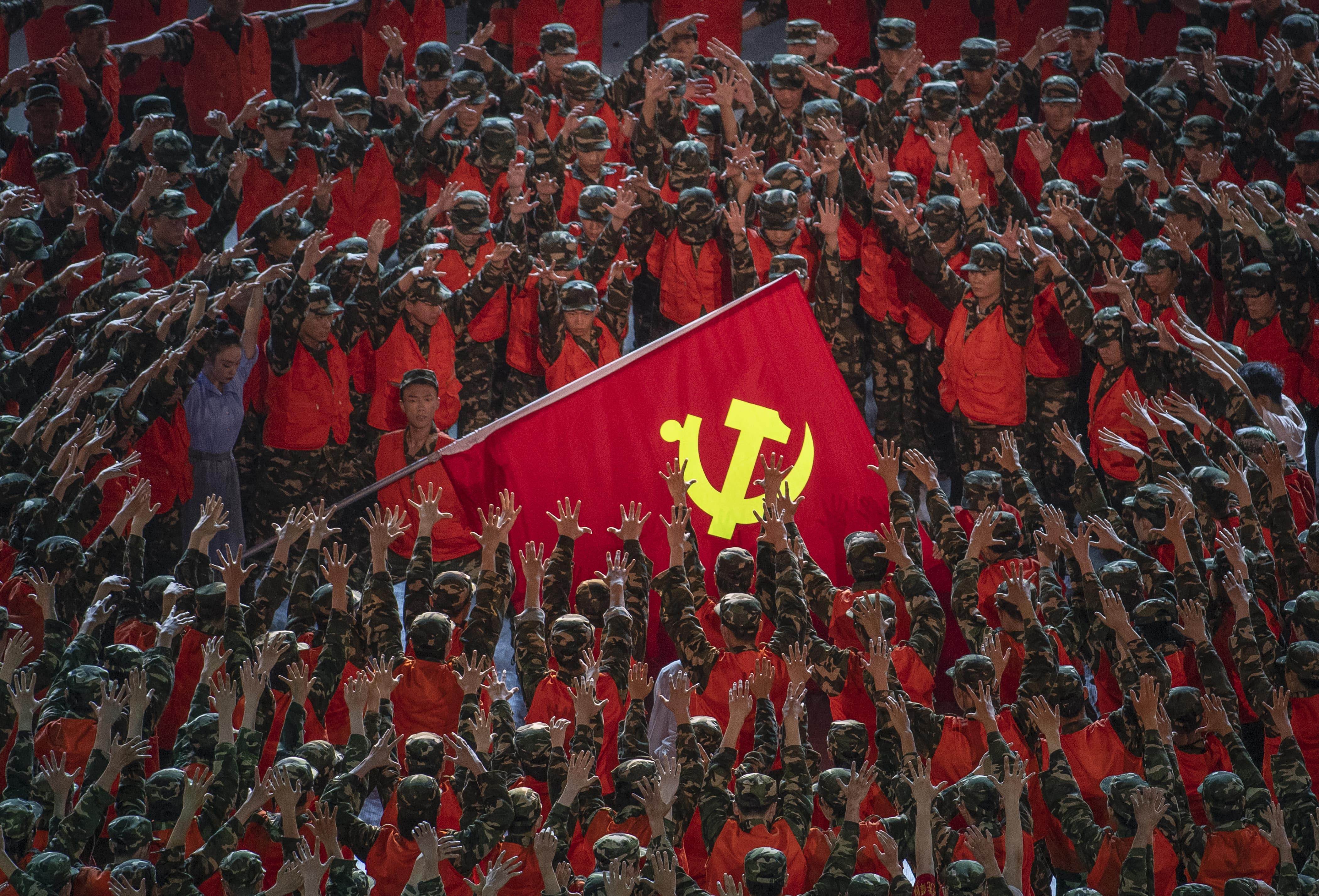 Artistas durante comemoração do centenário do Partido Comunista da China