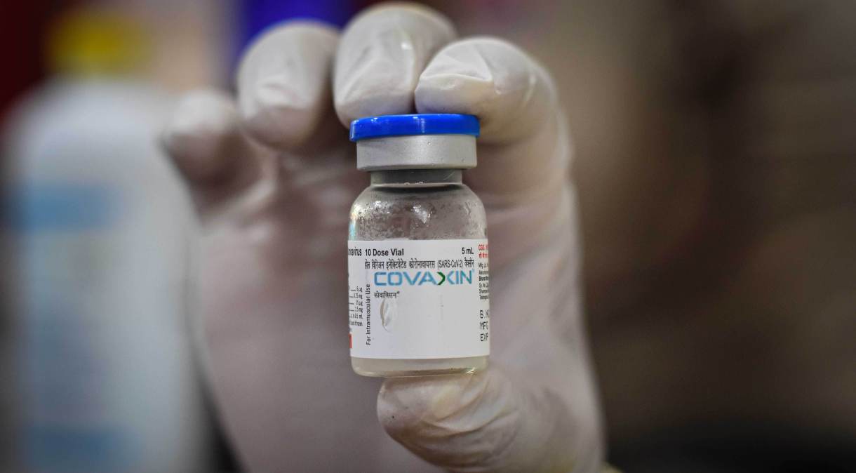 Profissional da saúde segura frasco da Covaxin, vacina contra Covid-19, em Nova Delhi, na Índia