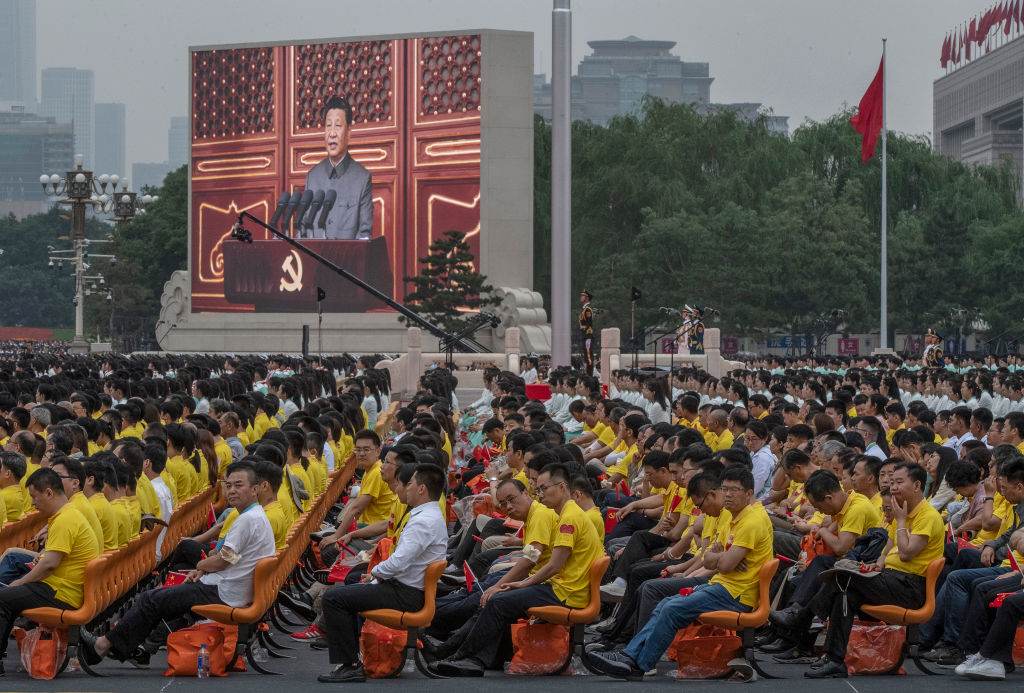 Pessoas assistem discurso de Xi no centenário do Partido Comunista Chinês