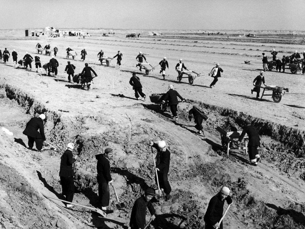 Agricultores chineses trabalham em uma fazenda comunitária na década de 1950