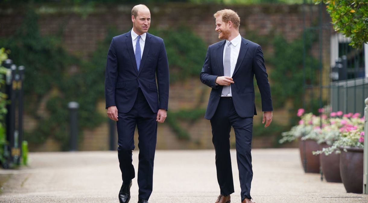Príncipe William e príncipe Harry caminham no Sunken Garden do Palácio de Kensington