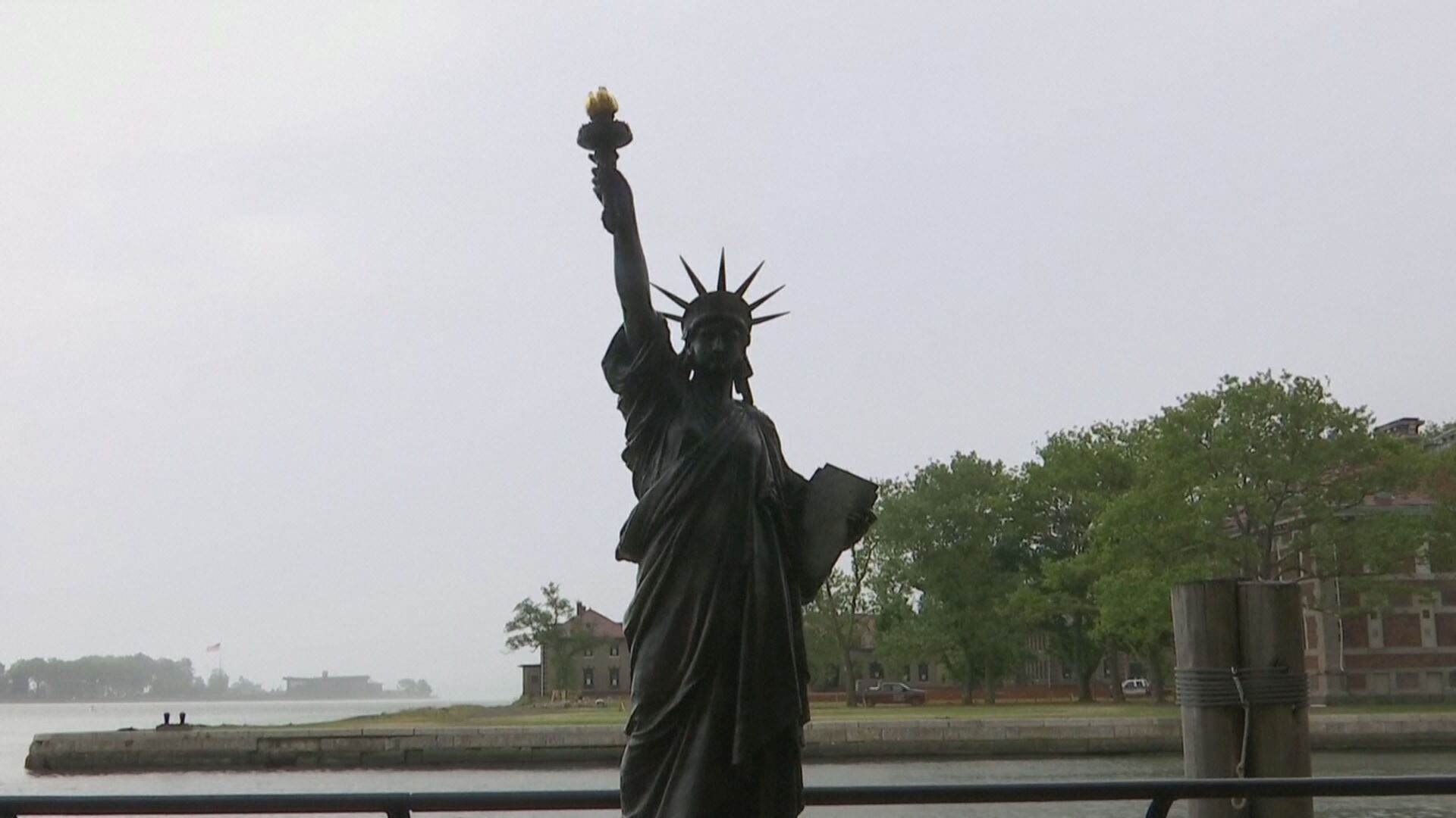 EUA recebe nova Estátua da Liberdade