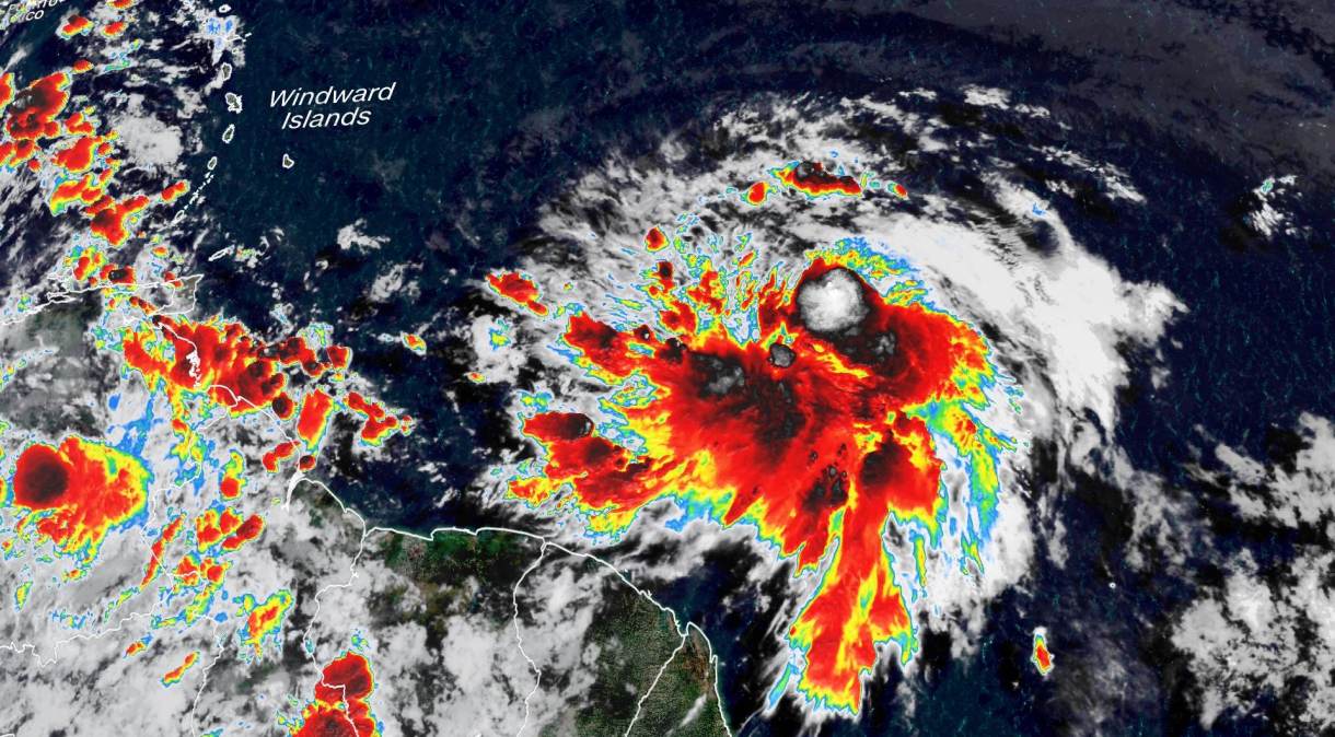 Tempestade tropical Elsa deve se aproximar do local do desabamento do prédio em Surfside, na Flórida