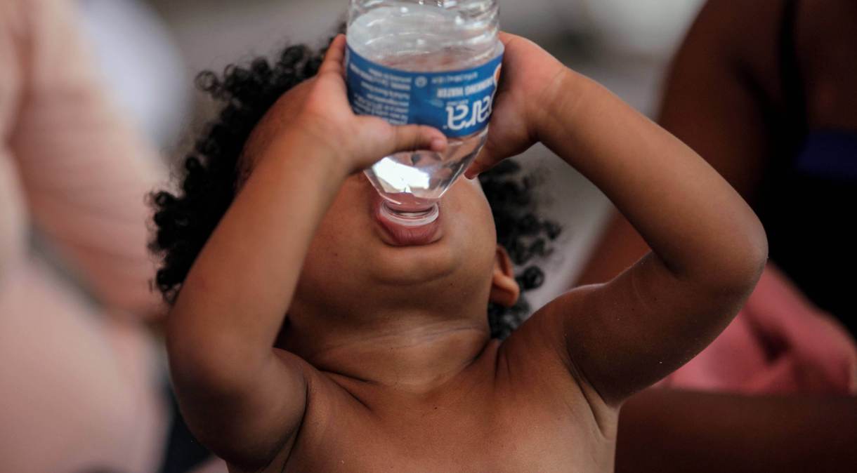 Criança bebendo água no México