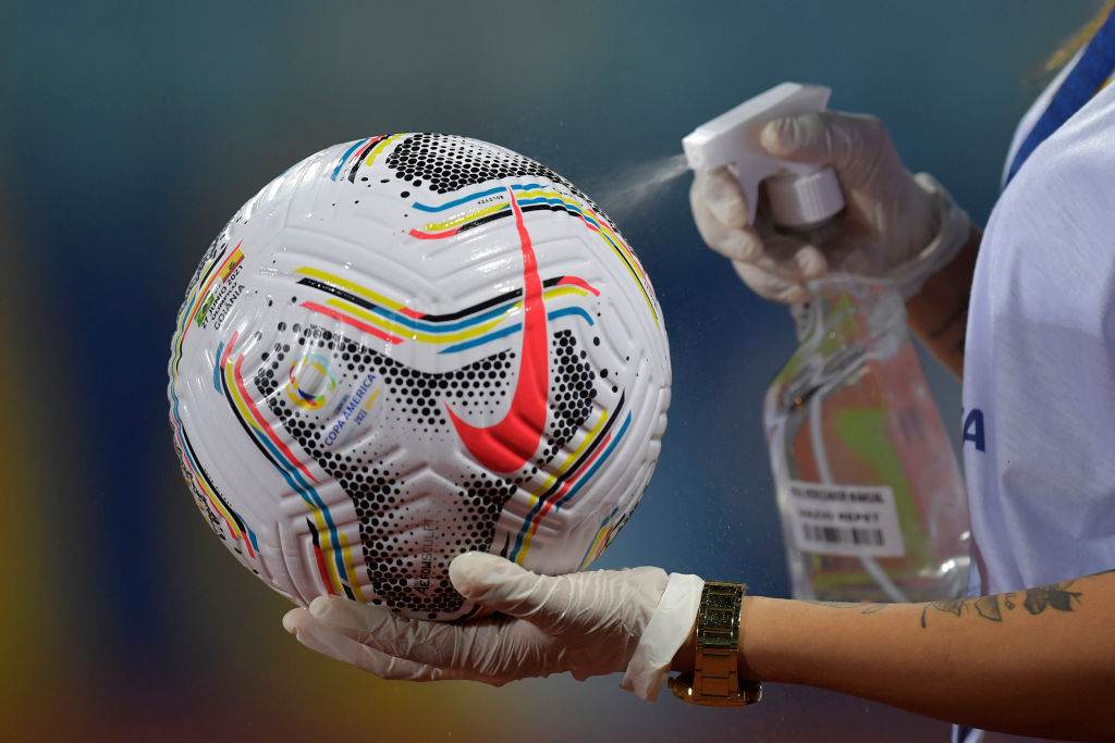 Bola para a partida entre Brasil e Equador é higienizada antes do início do jogo