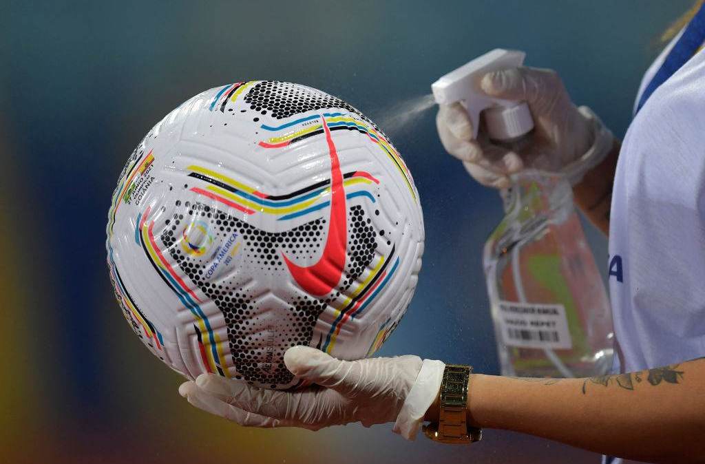 Bola para a partida entre Brasil e Equador é higienizada antes do início do jogo