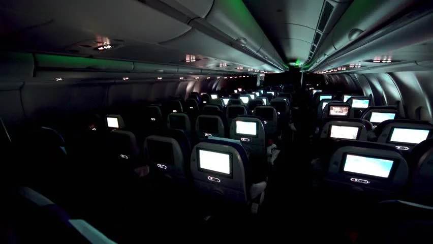 Cabine de avião escura; luzes apagadas