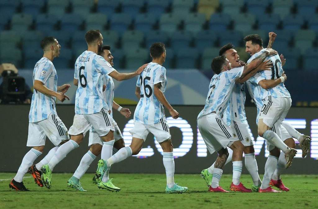 Lionel Messi comemora seu gol contra o Equador com companheiros de seleção