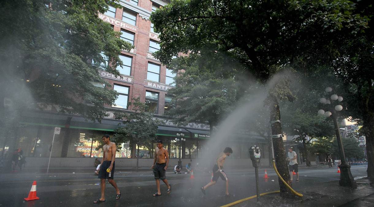 Uma estação temporária de nebulização em Vancouver refresca os residentes em meio ao calor extremo
