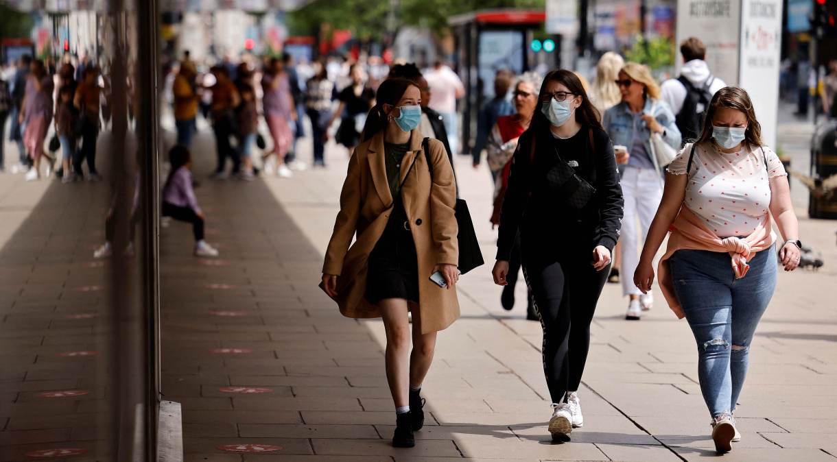 Jovens caminham em Londres, no dia 6 de junho, com máscaras de proteção